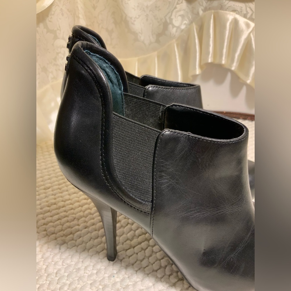 GUESS - Picture 4 of 9